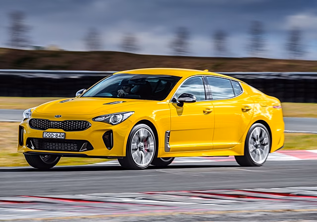 Видео: мощнейшая модель Kia против «заряженного» седана с V8