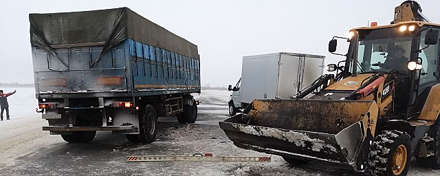 Под Самарой КамАз отбросил трактор-снегоуборщик на припаркованную Газель и пешехода