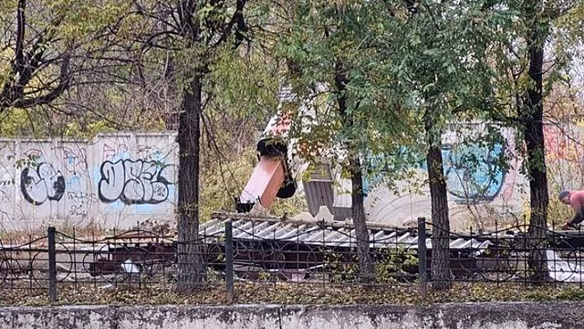В Саратове начали разбирать АЗС, пять лет назад изъятую под дорожную развязку