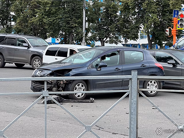 Легковушки столкнулись у кемеровского парка
