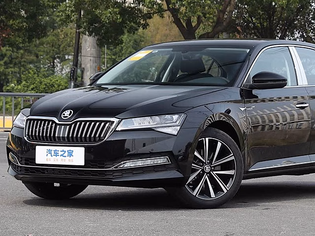 В Россию привезли Skoda Superb 2025