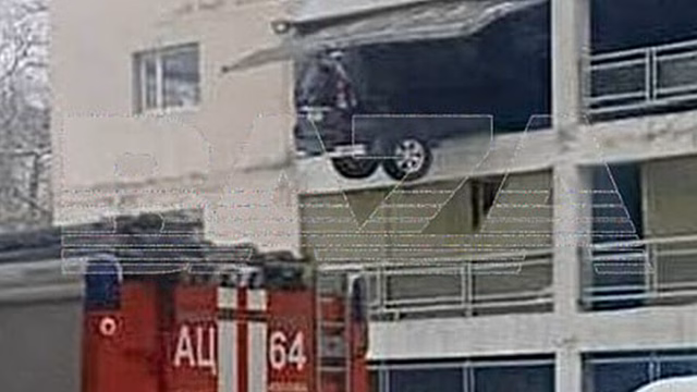 Land Cruiser повис на краю многоэтажной парковки в Москве