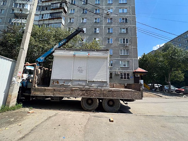 В Челябинске оперативно демонтировали ларек-«нелегал» на Комсомольском проспекте