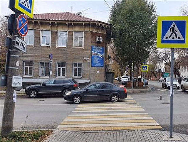 В центре Самары на переходе под колесами иномарки пострадала женщина