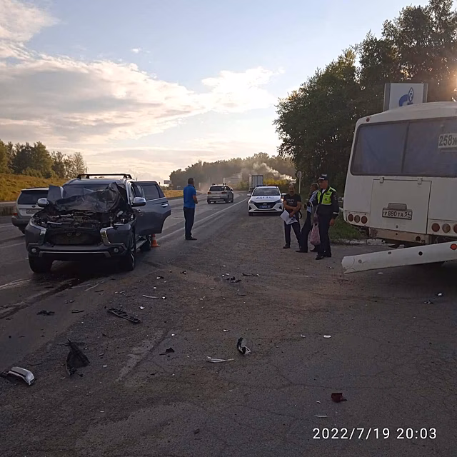 Легковушка столкнулась с автобусом при обгоне под Новосибирском — пострадавших нет