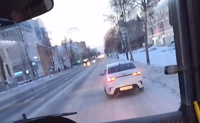 В Курске водителя, который ехал на улице Ленина по полосе для общественного транспорта, оштрафуют
