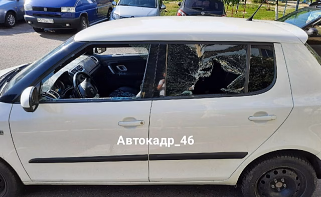 В Курске на проспекте Хрущева недоброжелатели разбили все стекла в машине