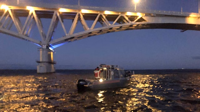 В Саратове спасатели пока не нашли тело мужчины, упавшего с моста Саратов-Энгельс в Волгу