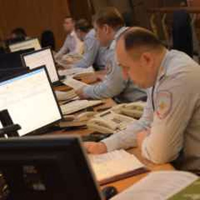 ГИБДД начала проверку после появления в интернете видео с ездой автомобиля по тротуару в Москве