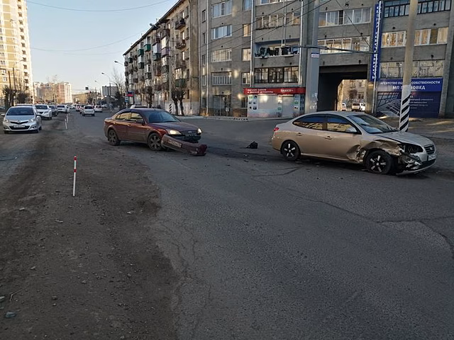 Водитель автомобиля Hyundai допустил столкновение с Ford на встречной полосе в Чите