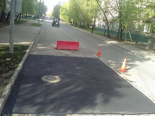 На Солнечногорской улице отремонтировали просевший дорожный люк
