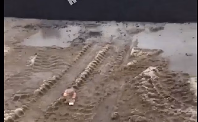 Куряне вновь выкладывают видео, на которых асфальт кладут прямо в снежную кашу