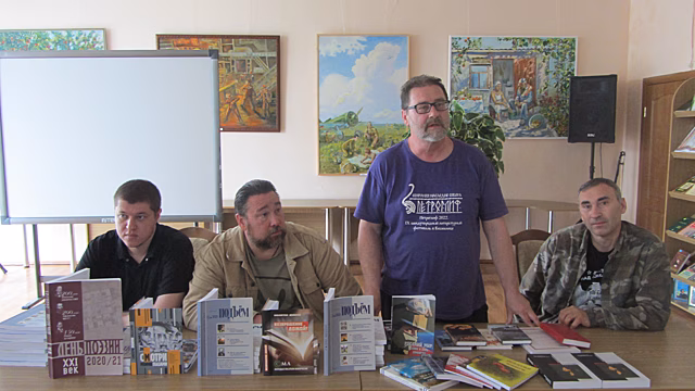 Липецкие и воронежские писатели отвезли в ЛНР более 200 книг и журналов