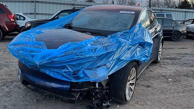 Вице-президент канала CNBC обнаружил свою старую Tesla на Украине