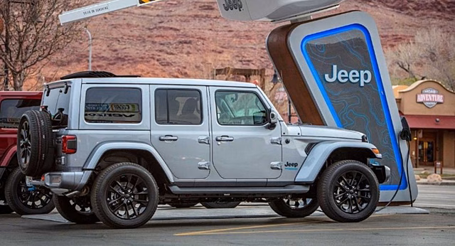 Jeep установит на внедорожных трассах зарядные станции для гибридных версий Wrangler