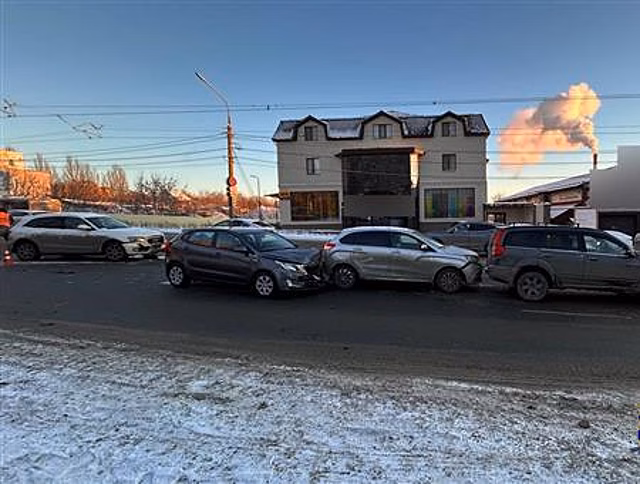 В Самаре "паровозик" из четырех машин собрался на ул. Тухачевского
