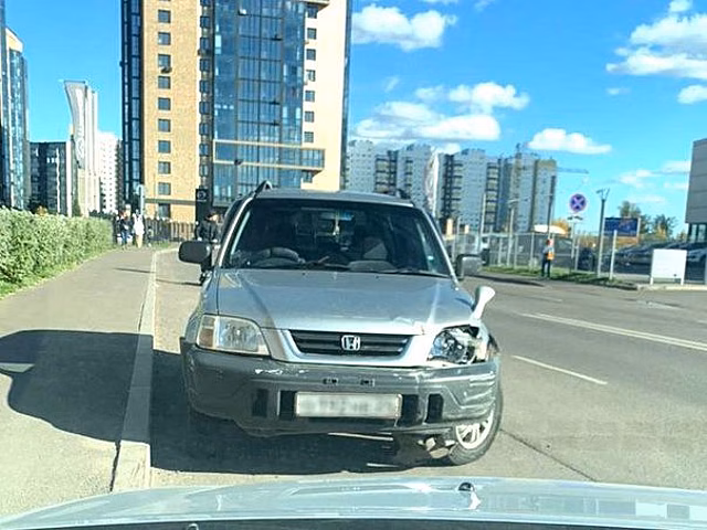 В Красноярске водитель Honda CR-V совершил двойное ДТП и бросил поврежденную машину на проезжей части
