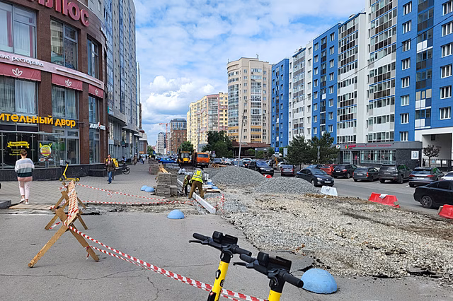 ГИБДД заблокировала эксперимент по ремонту в центре Екатеринбурга, сейчас там хаос