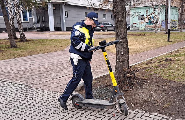 В Екатеринбурге сбили 14-летнюю девочку на самокате