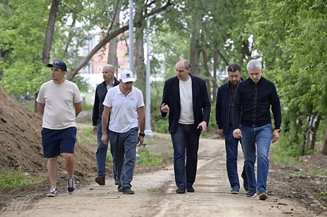 Денис Паслер оценил ход работ по благоустройству набережной рек Исети и Ольховки в Екатеринбурге
