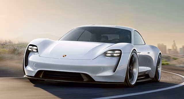 Электрокар Porsche Taycan побил рекорд Гиннесса благодаря 2-часовой зарядке аккумулятора