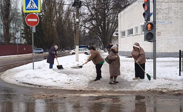 Курские бюджетники вновь вышли чистить город от снега