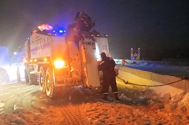 Больше 30 большегрузов освободили из снежного плена донские спасатели за ночь