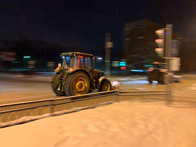 На подмосковных дорогах снег убирают более 2 тысяч дорожников