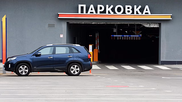 В Москве водитель каршеринга раздавил охранника платной парковки