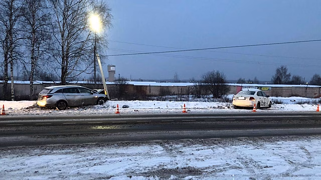 Иномарку откинуло на световую опору при ДТП на Московском шоссе в Вологде