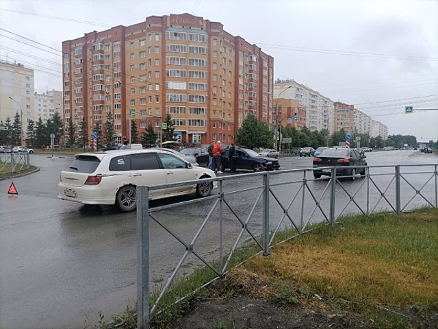 В Тюмени на 50 лет Октября опрокинулся автомобиль: водитель погиб