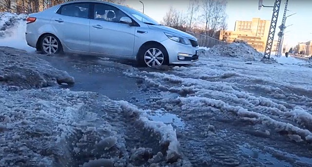 «Текут ручьи»: в Петрозаводске машины не могут проехать по дорогам из-за огромных луж