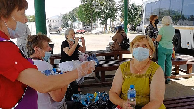 В Подмосковье продолжают в жару раздавать бутылки с водой