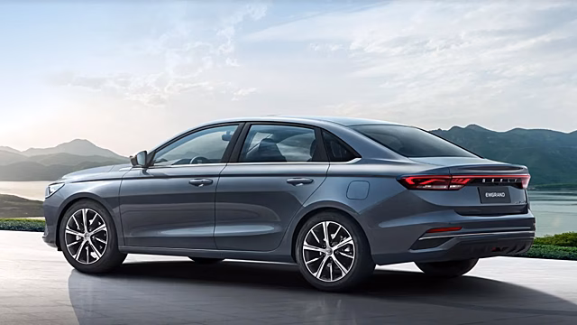В России значительно подешевели седаны Geely