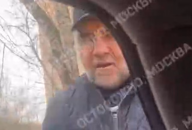 В Москве таксист силой выгнал из машины пассажирку с температурой и попал на видео
