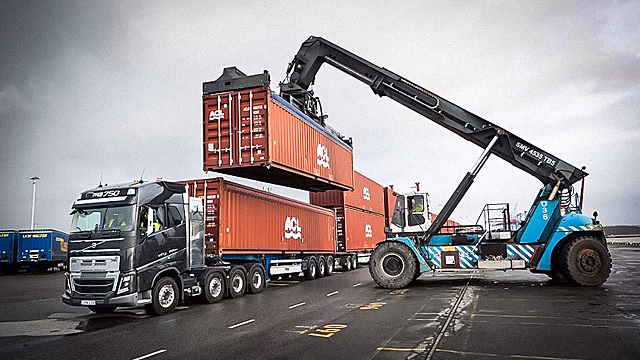 Потянет ли? Грузовик Volvo FH16 против груза массой 750 тонн