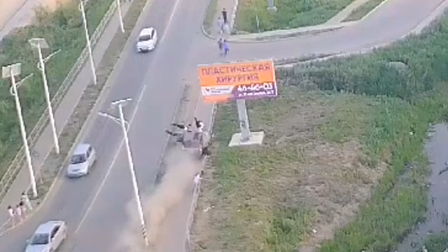В Благовещенске машина на полной скорости сбила пешеходов на тротуаре