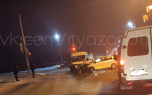 На окраине Рязани в аварию попала маршрутка
