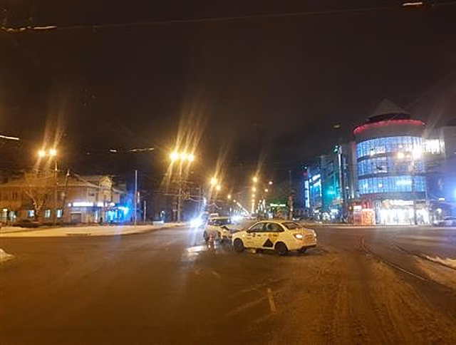В Самаре начинающий водитель на Lada Granta "отправил" в больницу пассажирку