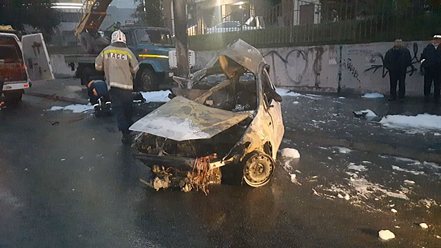 Три человека сгорели в автомобиле в центре Новосибирска