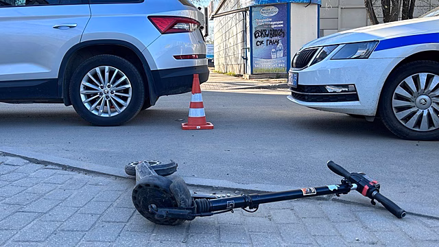 В Вологде два мальчика на одном электросамокате столкнулись с автомобилем: есть пострадавшие
