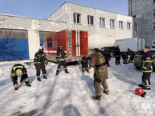 Дежурные караулы ПСЧ Управления по ЮЗАО Главного управления МЧС России по Москве провели плановые занятия в теплодымокамере