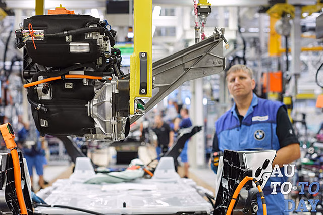 BMW празднует выпуск своего юбилейного электромобиля модели i3