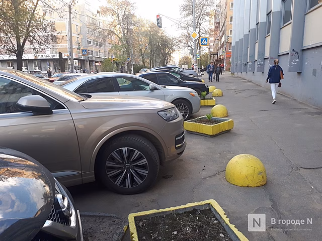Ограждения снова установили вдоль тротуара на улице Варварской в Нижнем Новгороде