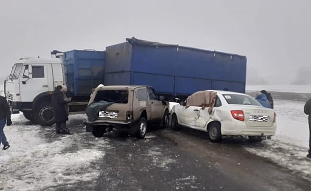 Две легковушки врезались в КАМАЗ с прицепом в Курской области