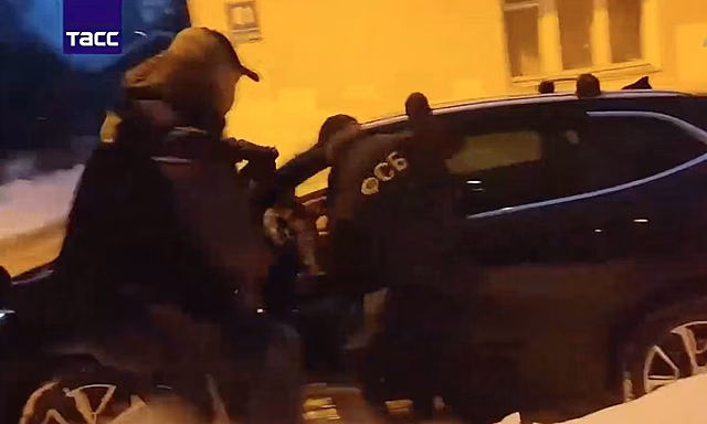 Задержание двух российских чиновников за крупную взятку попало на видео