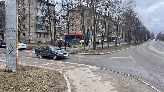 Водитель, выезжая со двора в Вологде, не заметил пешехода и сбил его