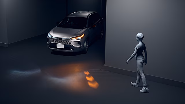 Toyota сделала новый вклад в безопасность: новая Corolla Cross проецирует поворот на асфальт