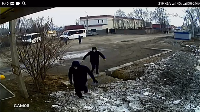 Двое хулиганов в масках разбили стёкла в маршрутках на остановке в Ленинском районе