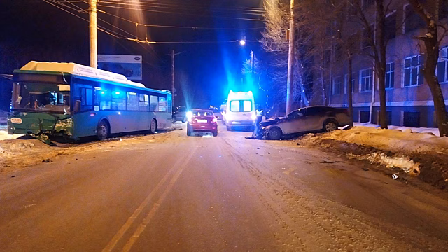 В Челябинске из-за снегосвалки легковушка протаранила пассажирский автобус